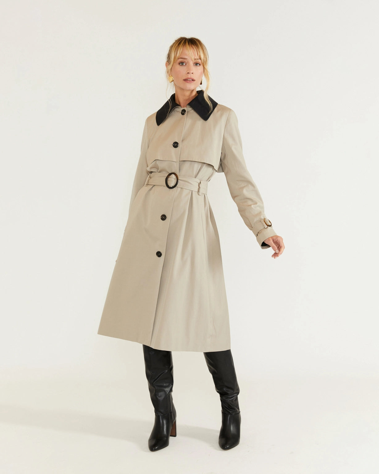 17h10_trench_tailleurfemme_glasgow_grege_beige_gris_pluie_automne_impermeable_ceinture_poches_capuche_col_noir_boucle_boutons_elegant_chic_decontracte_confortable_long_profil
