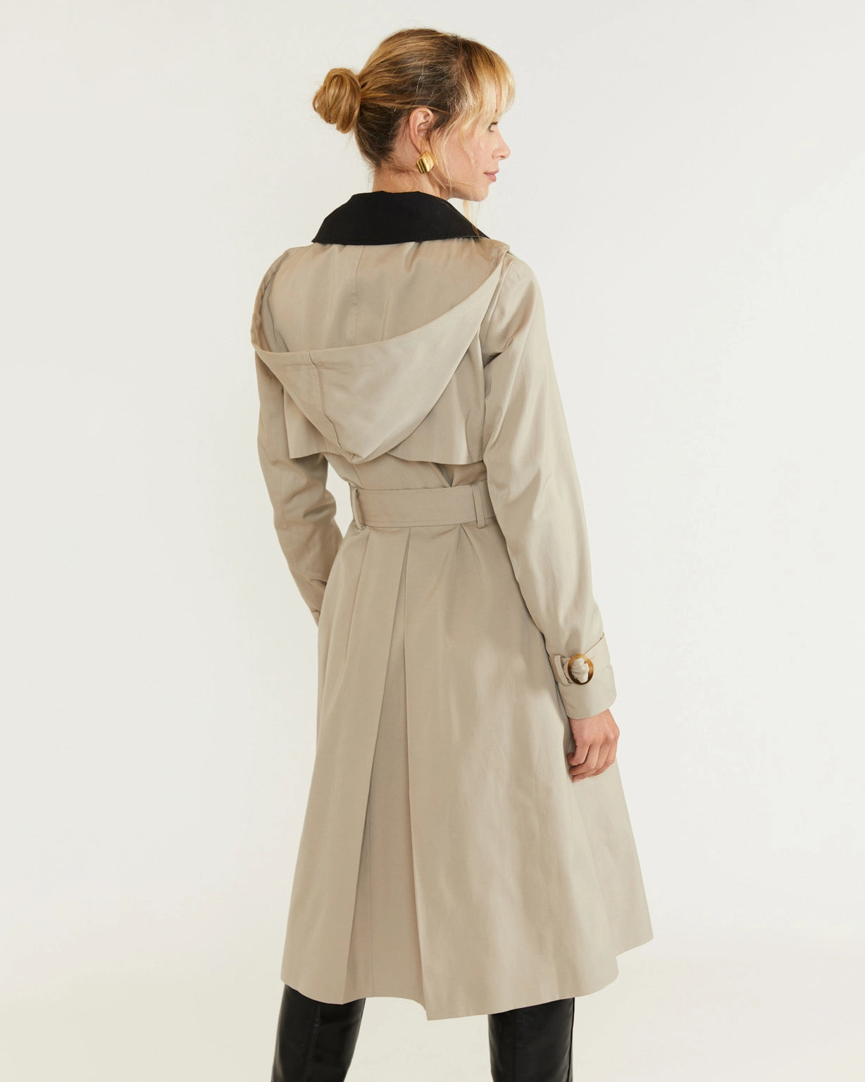 17h10_trench_tailleurfemme_glasgow_grege_beige_gris_pluie_automne_impermeable_ceinture_poches_capuche_col_noir_boucle_boutons_elegant_chic_decontracte_confortable_long_profil