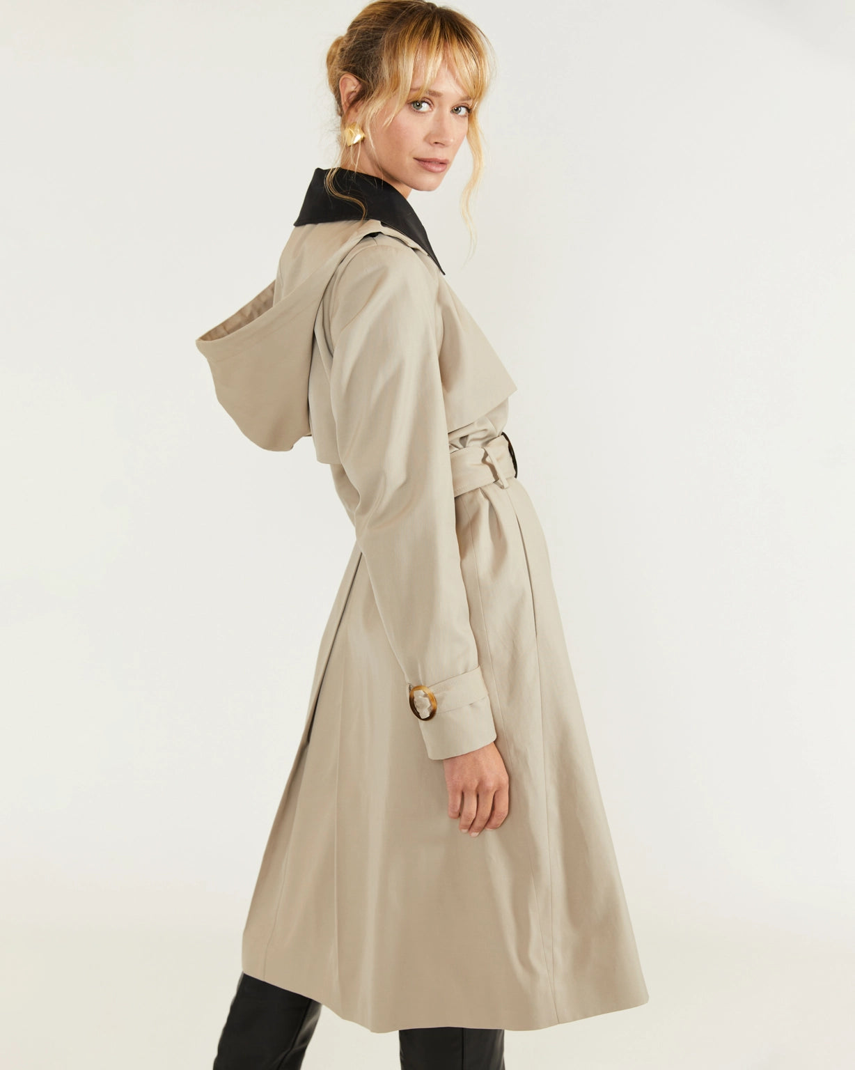 17h10_trench_tailleurfemme_glasgow_grege_beige_gris_pluie_automne_impermeable_ceinture_poches_capuche_col_noir_boucle_boutons_elegant_chic_decontracte_confortable_long_profil