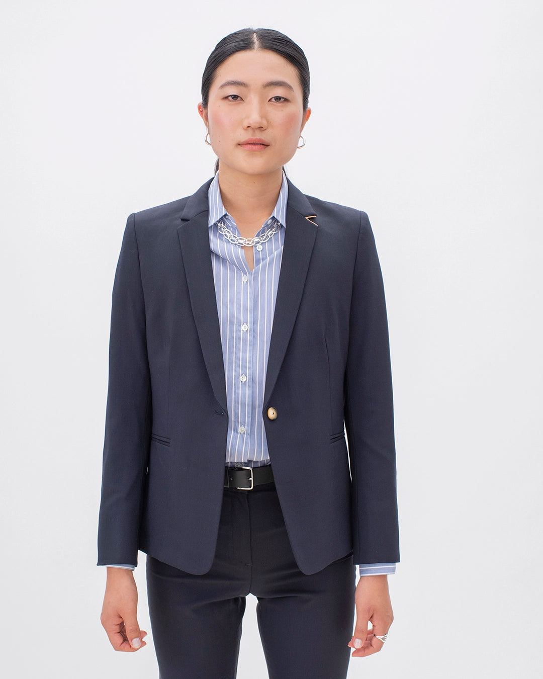 17h10_veste_tailleurfemme_paris_bleu_nuit_cintree_bouton_poches_laine_super100s_travail_blazer_workwear_streetstyle_working_girl_