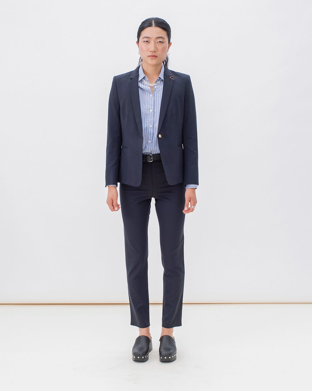 17h10_veste_tailleurfemme_paris_bleu_nuit_cintree_bouton_poches_laine_super100s_travail_blazer_workwear_streetstyle_working_girl_