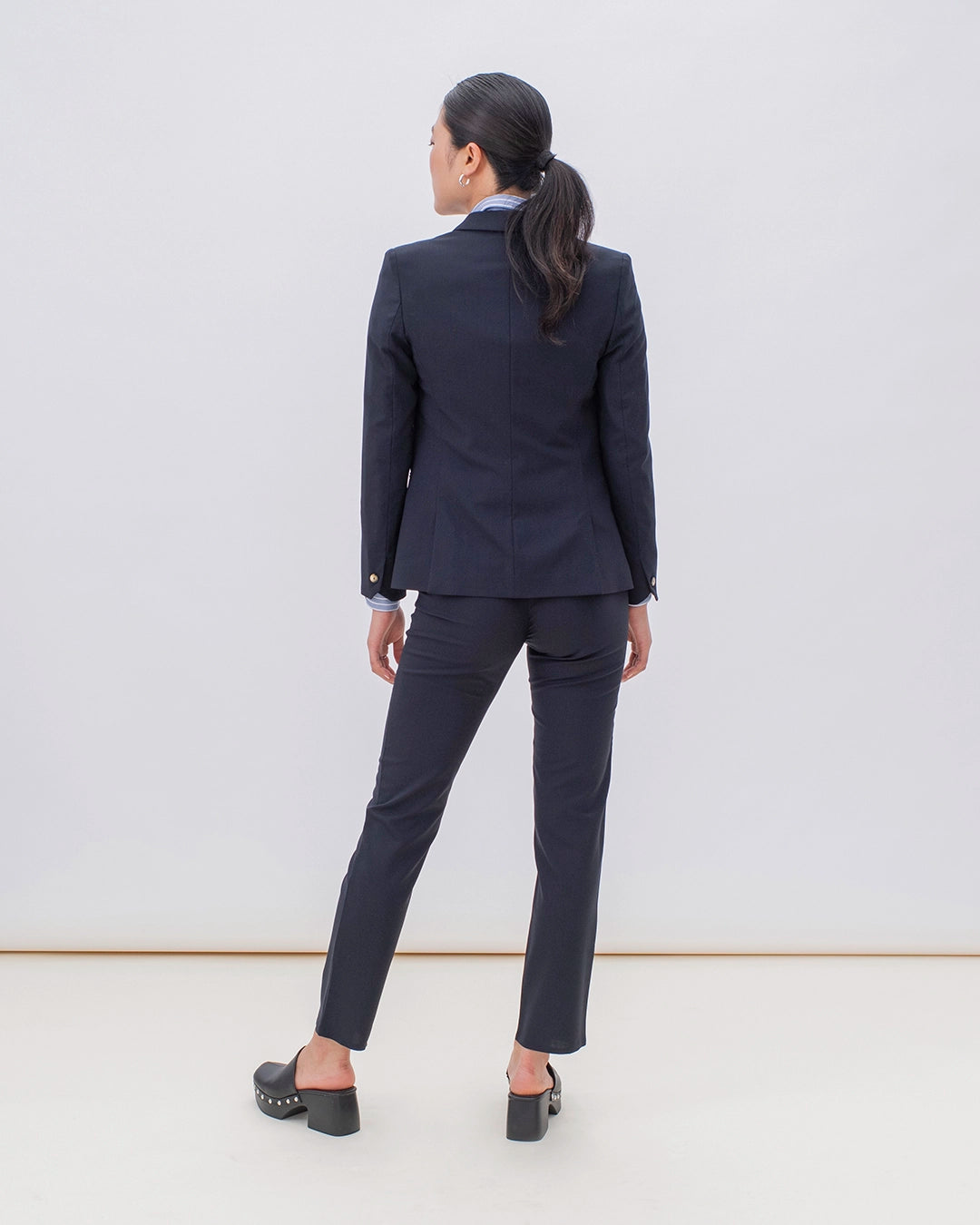17h10_veste_tailleurfemme_paris_bleu_nuit_cintree_bouton_poches_laine_super100s_travail_blazer_workwear_streetstyle_working_girl_