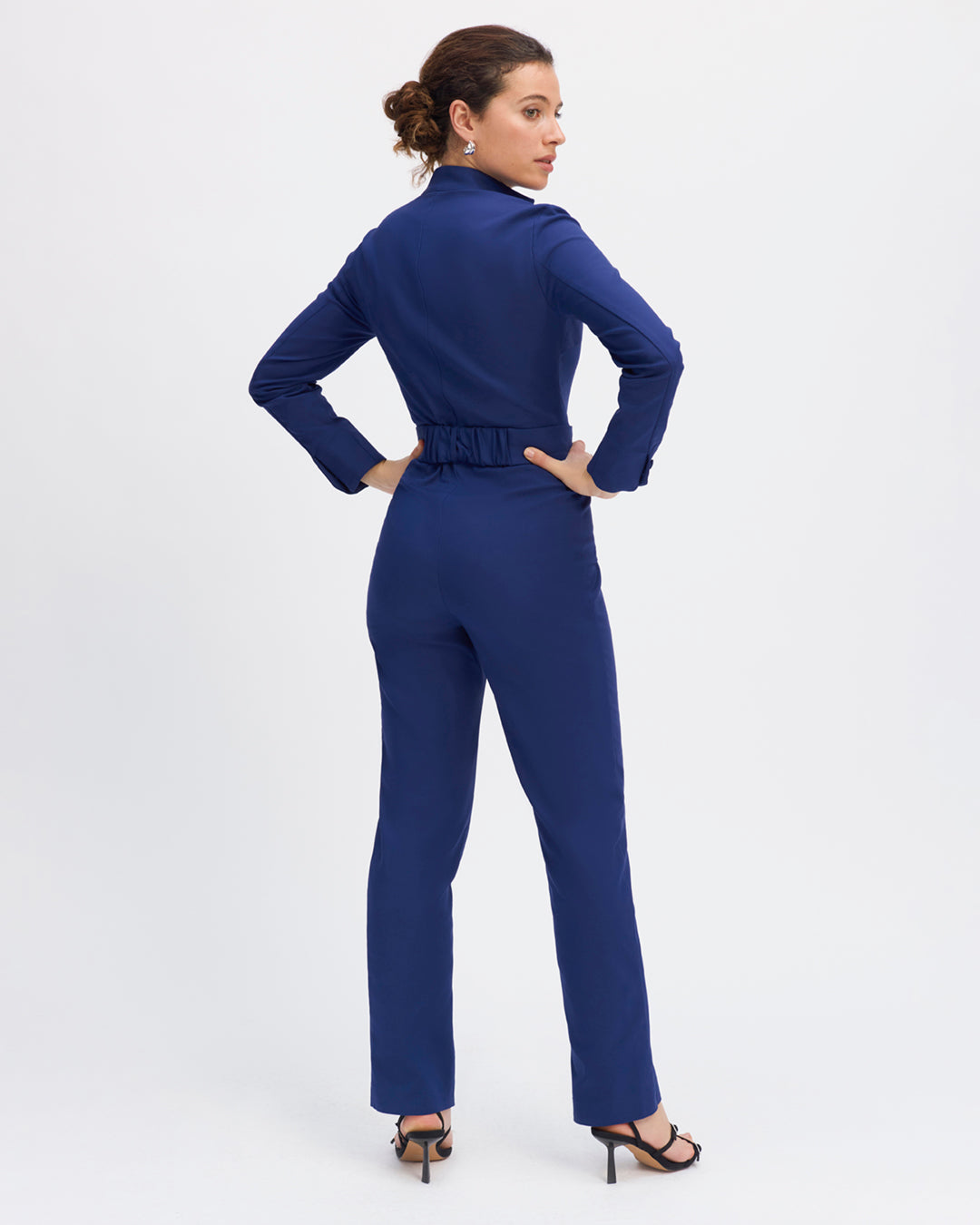 Electric-blue-suit-Removable-belt-tone-on-tone-with-buckle-V-neck-two-buttons-tone-on-tone-at-wrist-four-breasted-pockets-17H10-suit-for-women-paris-
