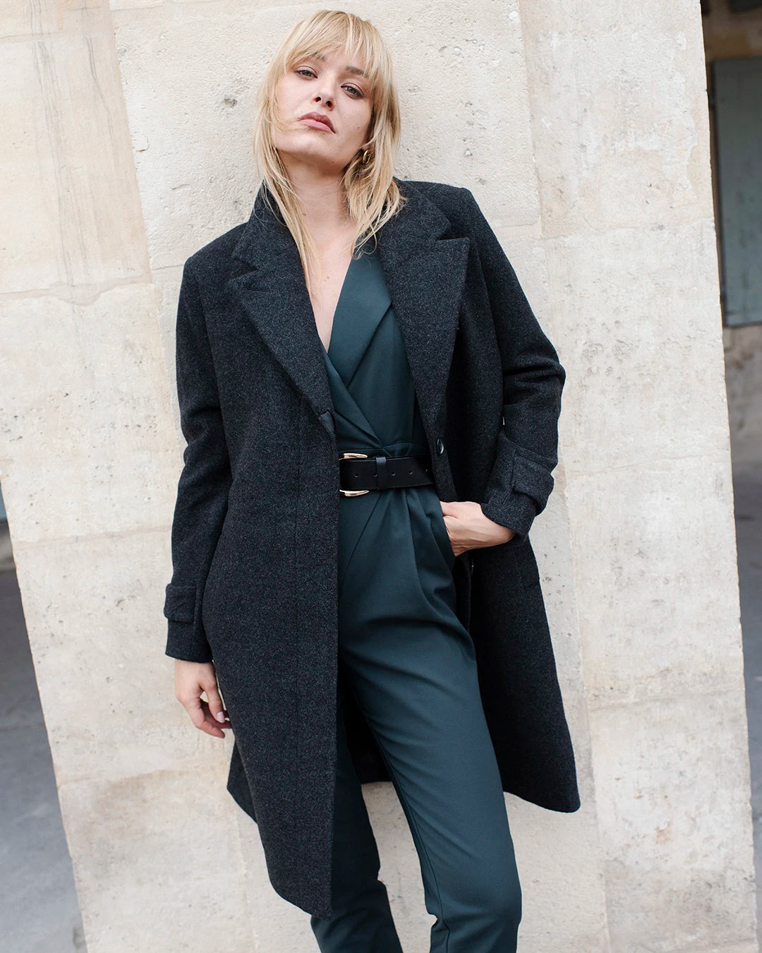 Combinaison-vert-profond-Col-tailleur-Matiere-tres-confortable-Bouton-ton-sur-ton-ceinture-Taille-marquee-coupe-tres-flatteuse-Leger-decollete-feminin-17H10-tailleurs-pour-femme