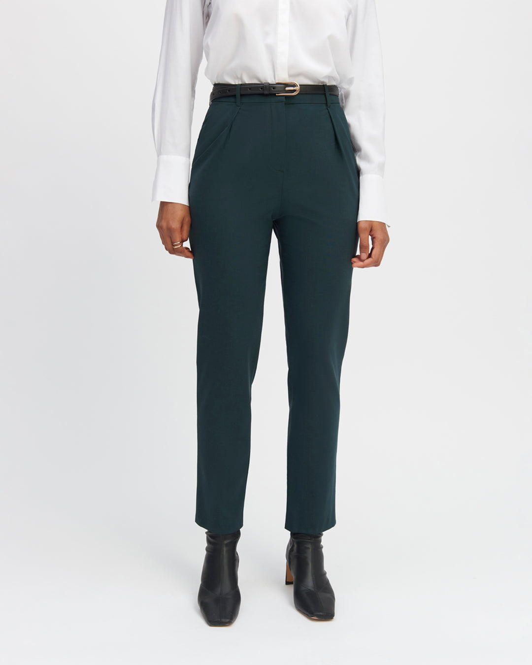 Pantalon-de-tailleur-vert-coupe-7-8eme-taille-haute-plis-sous-la-ceinture-deux-poches-a-l-italienne-ceinture-assortie-ton-sur-ton-17H10-tailleurs-pour-femme-paris-
