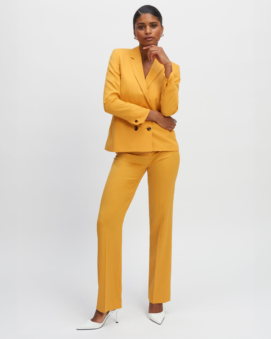 Pantalon-jaune-Coupe-droite-Taille-haute-Plis-devant-Fermeture-zip-avec-crochet-17H10-tailleurs-pour-femme-paris-
