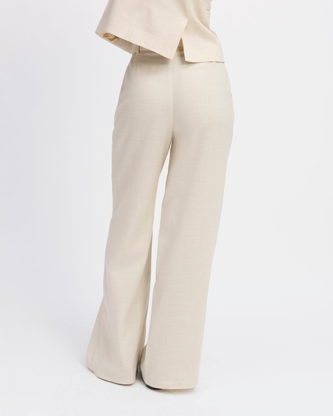 Pantalon-tailleur-beige-coupe-palazzo-taille-haute-détails-double-plis-bas-de-jambe-XXL-dessine-taille-jambes-ceinture-à-boucle-ceinture-amovible-ton-sur-ton-17H10-tailleurs-pour-femme-paris-