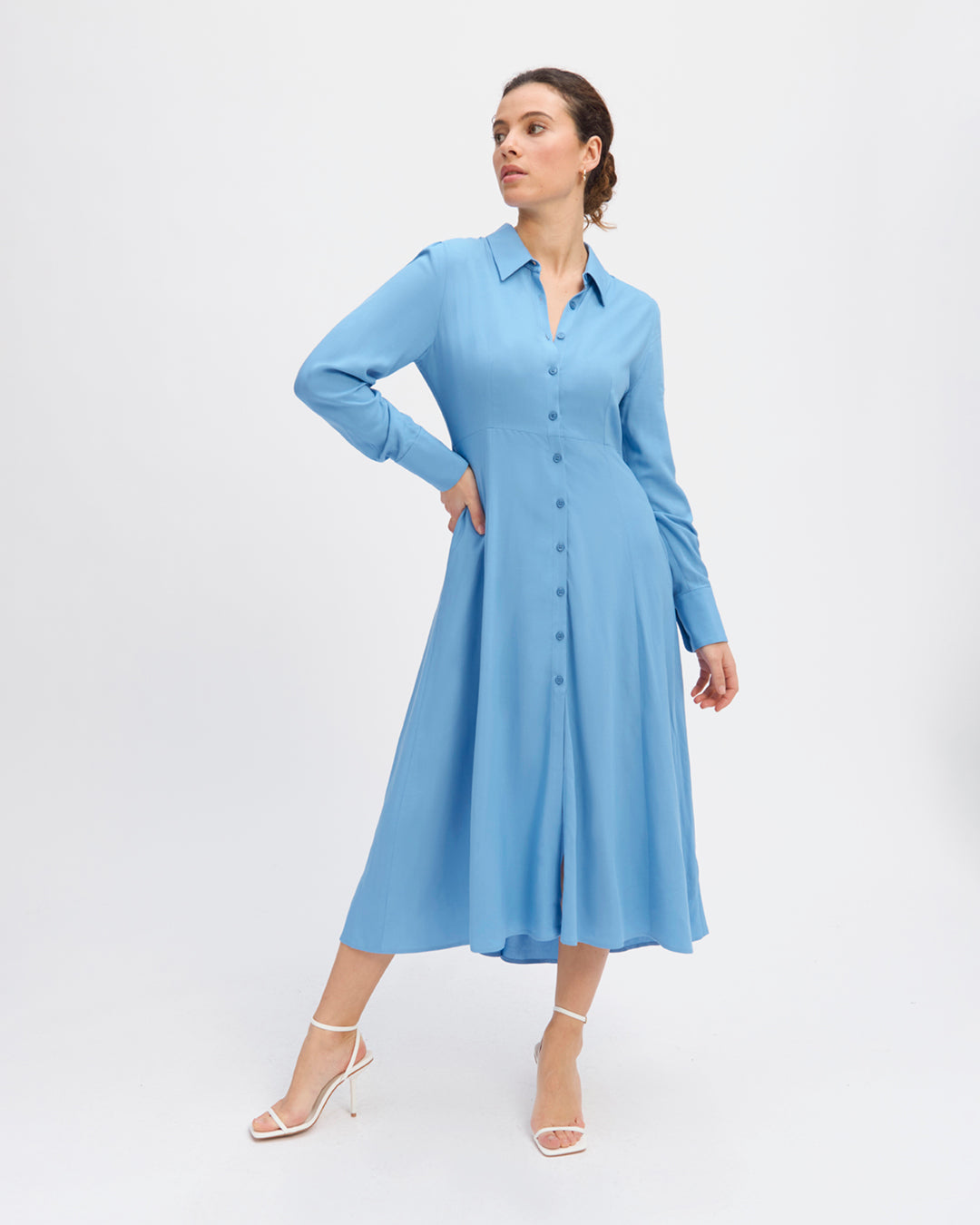 Robe-bleue-Longueur-midi-Col-chemise-Manche-longues-avec-poignets-boutonnés-Patte-de-boutonnage-cachée-Cintrée-à-la-taille-17H10-tailleurs-pour-femme-paris-