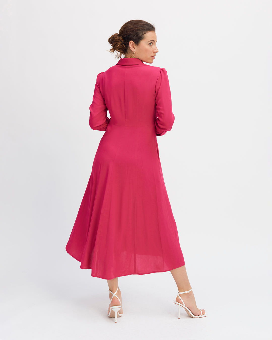 Robe-rose-Longueur-midi-Col-chemise-Manche-longues-avec-poignets-boutonnés-Patte-de-boutonnage-cachée-Cintrée-à-la-taille-17H10-tailleurs-pour-femme-paris-