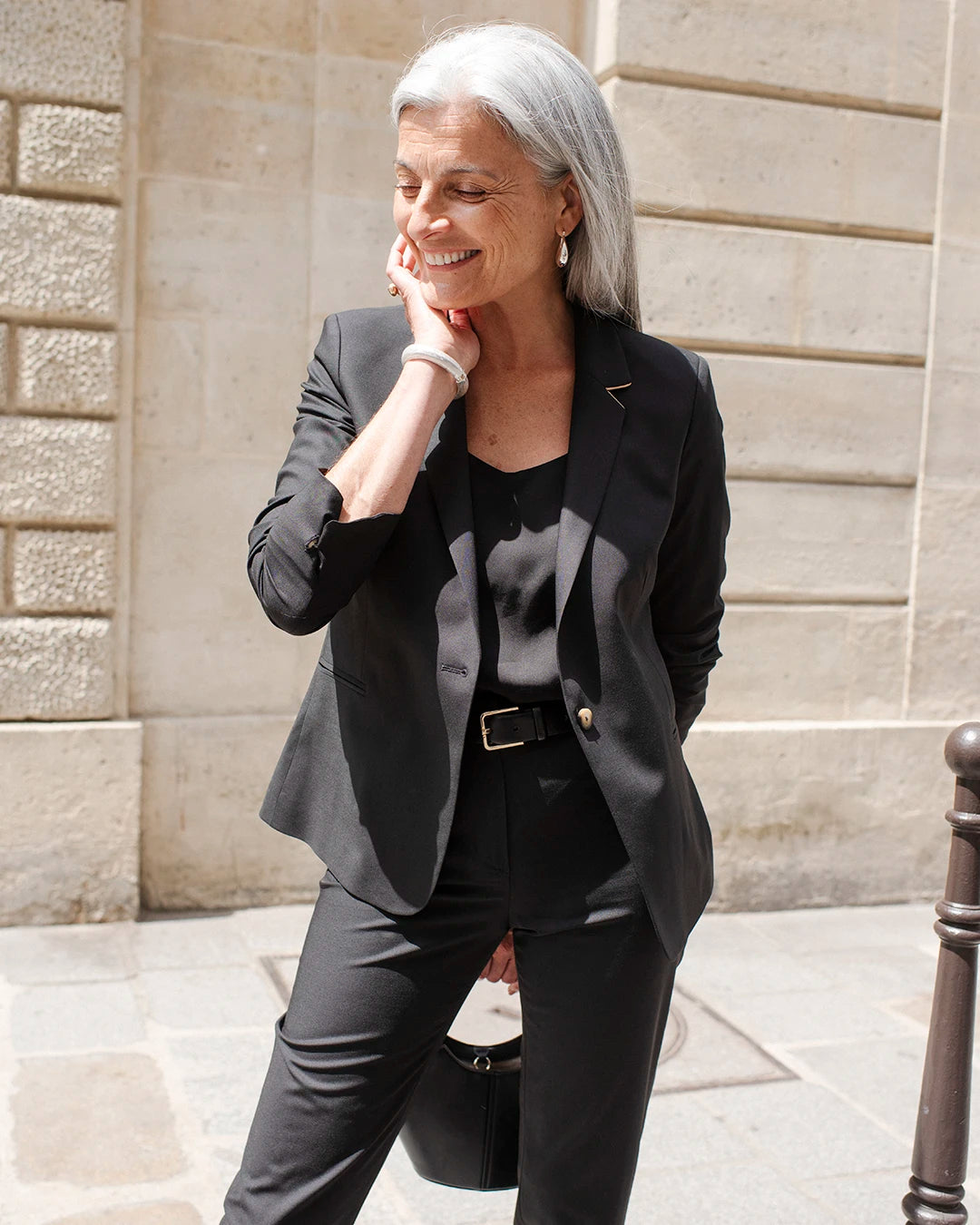 Veste-de-tailleur-blazer-noire-coupe-cintrée-col-tailleur-longueur-sous-les-fesses-deux-poches-passepoilées-deux-poches-intérieures-entièrement-doublée-17H10-tailleurs-pour-femme-paris-