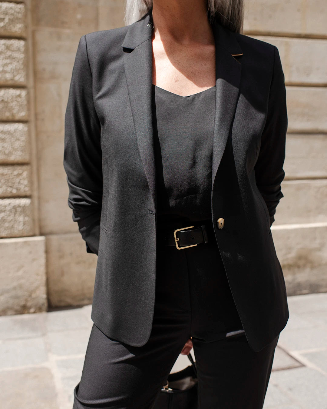Black-blazer-suit-jacket-waist-cut-suit-collar-length-below-the-bottom-two-pockets-breasted-two-pockets-inside-fully-lined-17H10-suit-jacket-for-women-paris-