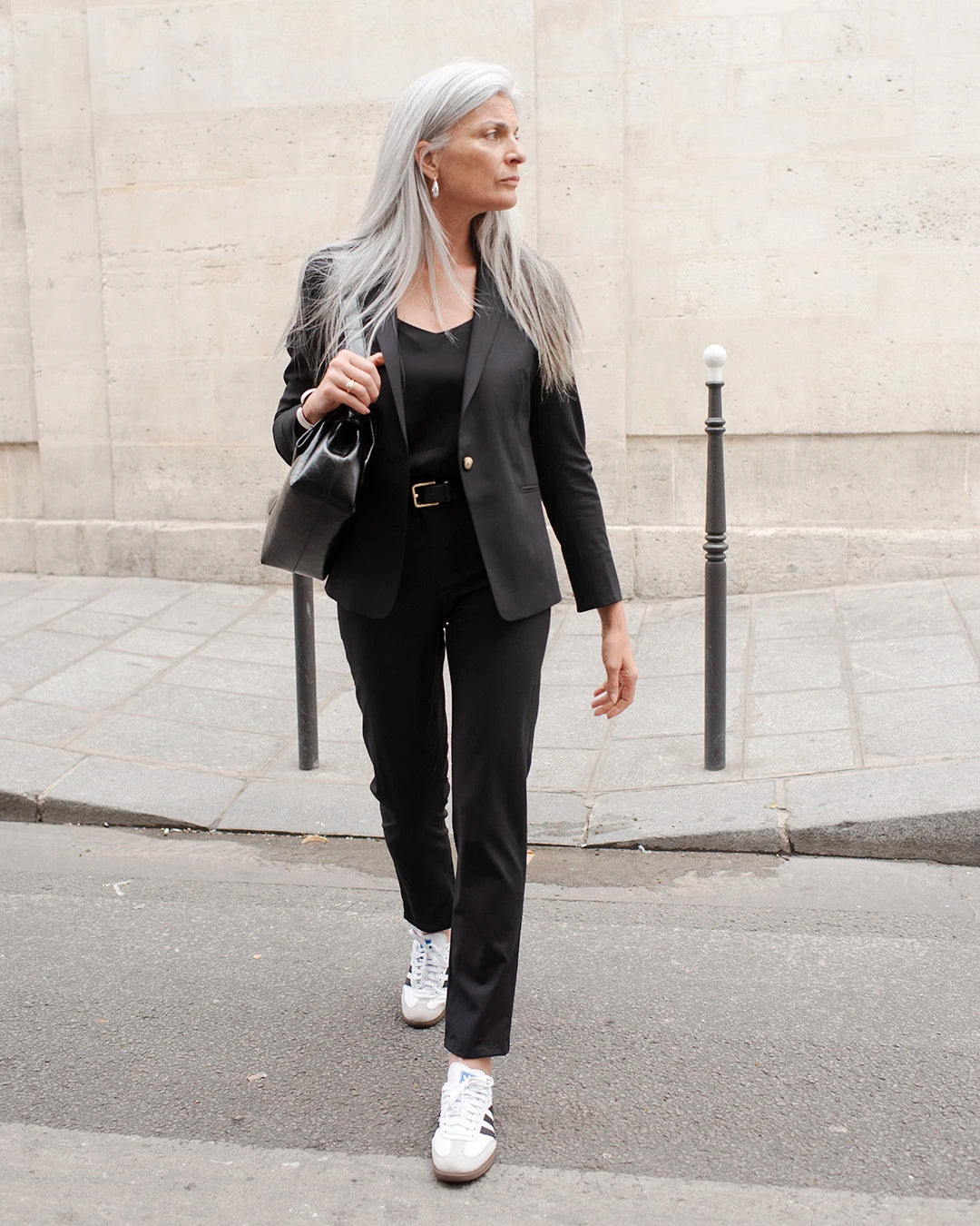 Veste-de-tailleur-blazer-noire-coupe-cintree-col-tailleur-longueur-sous-les-fesses-deux-poches-passepoilees-deux-poches-interieures-entierement-doublee-17H10-tailleurs-pour-femme-pari_b49c4206-6b04-426e-927a-e4f099ed480c