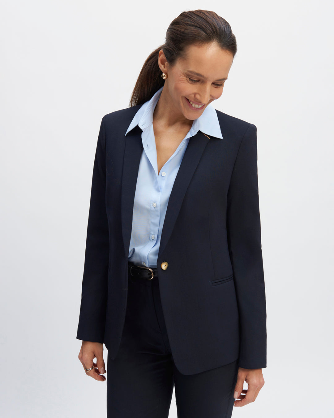 Caroll Veste Tailleur Cintrée Élégante – Blazer Femme Chic Col Tailleur, Bouton Unique, Poches Rabat, Doublure Contrastée