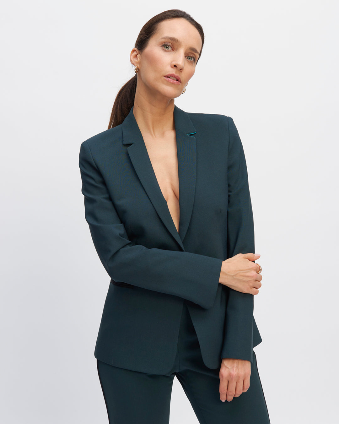 Jacket-suit-blazer-green-cut-suit-collar-suit-length-below-bottom-two-pockets-under-bottom-two-pockets-17H10-suit-jacket-for-women-paris-