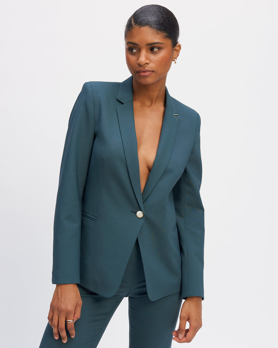 Jacket-knit-blazer-green-cut-curve-knit-collar-length-below-bottom-two-pockets-under-breasted-two-pockets-inside-fully-lined-17H10-knit-jacket-for-women-paris-