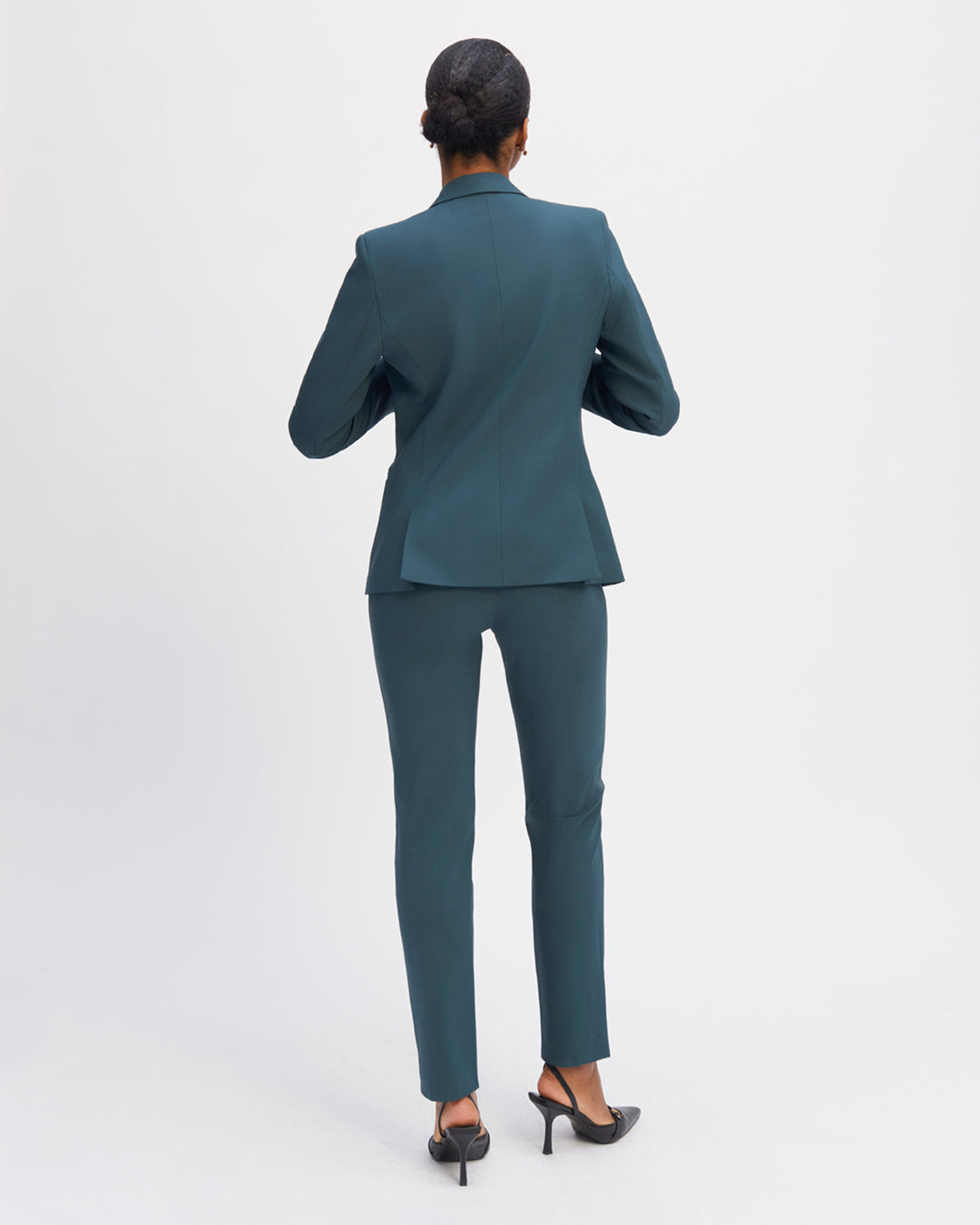 Veste-tailleur-blazer-verte-coupe-cintrée-col-tailleur-longueur-sous-les-fesses-deux-poches-passepoilées-deux-poches-intérieures-entièrement-doublée-17H10-tailleurs-pour-femme-paris-