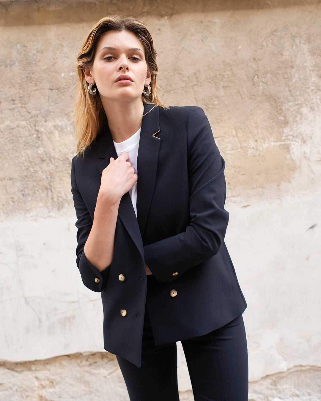 Veste-tailleur-croisee-bleu-marine-quatre-boutons-Longueur-mi-fesses-Coupe-droite-Entierement-doublee-Drap-de-laine-tres-doux-et-thermoregulateur-Matiere-provenant-dun-grand-drapier-