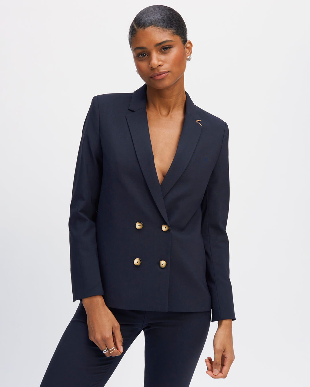 Tailored-crossover-jacket-blue-navy-four-buttons-length-mid-bottom-straight-cut-entirely-lined-Drap-of-laine-trees-soft-and-thermoregulator-Material-coming-from-a-great-italian-draper-17H10-tailored-jacket-for-women-paris-