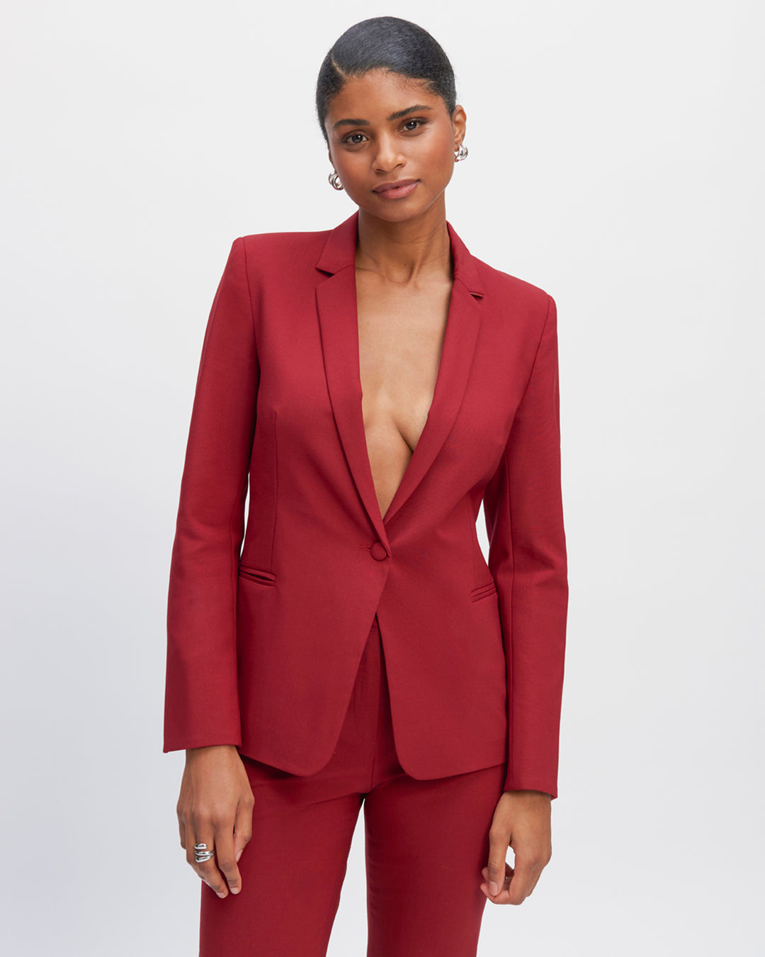 Veste-tailleur-rouge-cintrée-Col-tailleur-Longueur-sous-les-fesses-Deux-poches-passepoilées-Deux-poches-intérieures-17H10-tailleurs-pour-femme-paris-