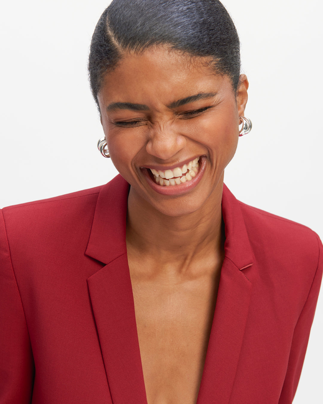 Veste-tailleur-rouge-cintrée-Col-tailleur-Longueur-sous-les-fesses-Deux-poches-passepoilées-Deux-poches-intérieures-17H10-tailleurs-pour-femme-paris-