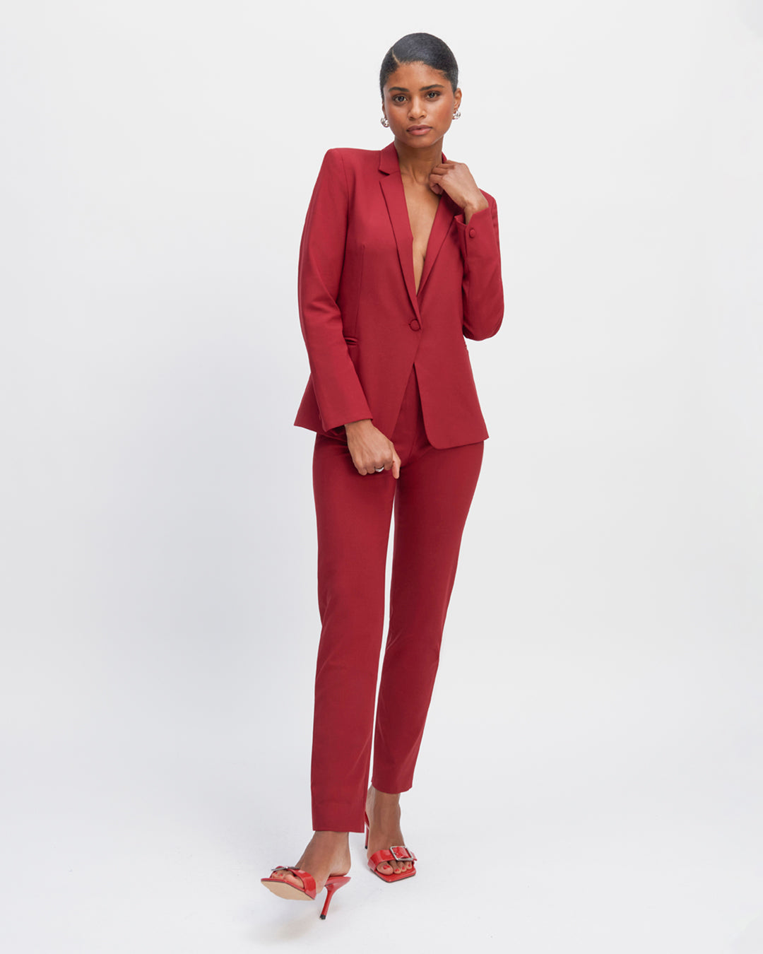 Veste-tailleur-rouge-cintrée-Col-tailleur-Longueur-sous-les-fesses-Deux-poches-passepoilées-Deux-poches-intérieures-17H10-tailleurs-pour-femme-paris-