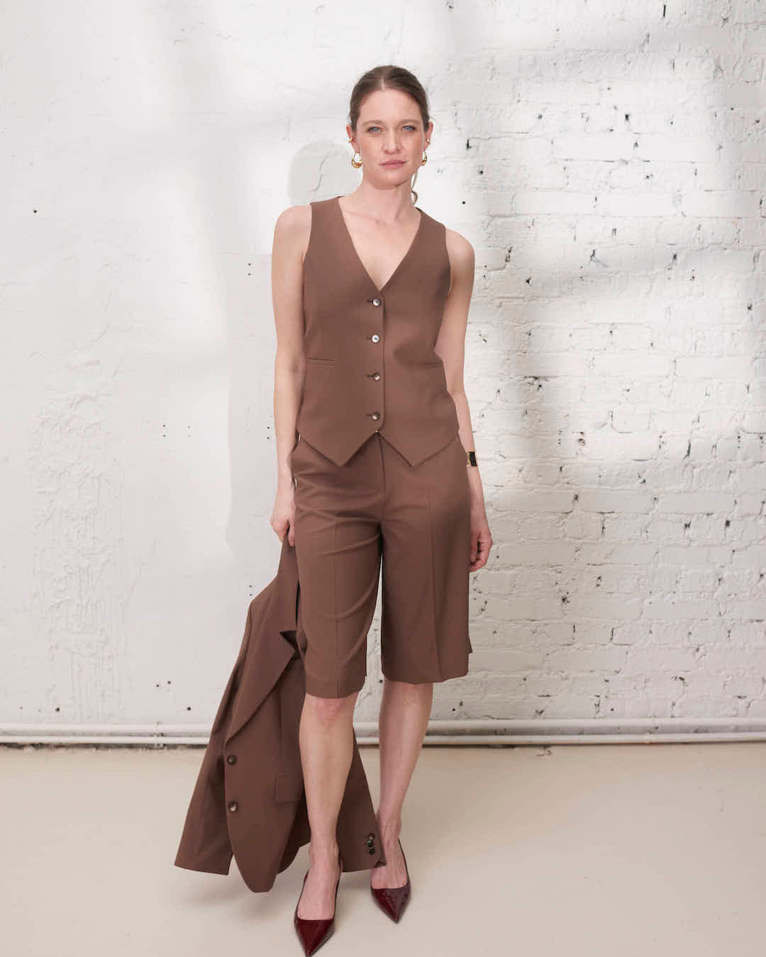 Bermuda tailleur marron pour femme, idéal pour une tenue de cérémonie élégante