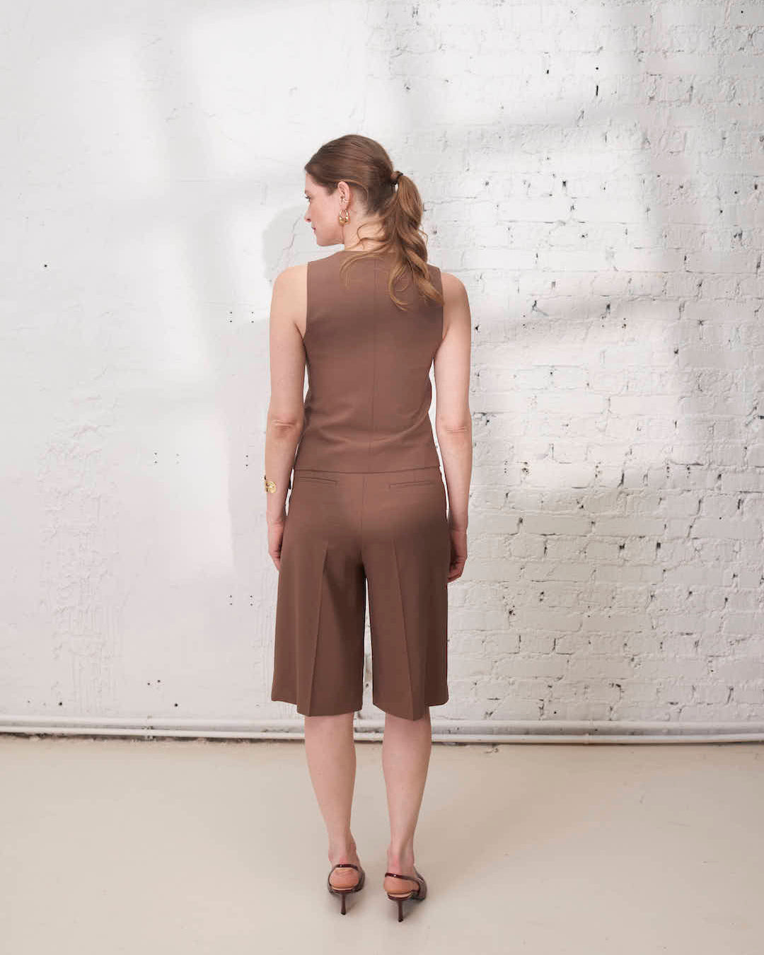 Bermuda tailleur marron élégant pour femme, parfait pour une tenue d’été sophistiquée