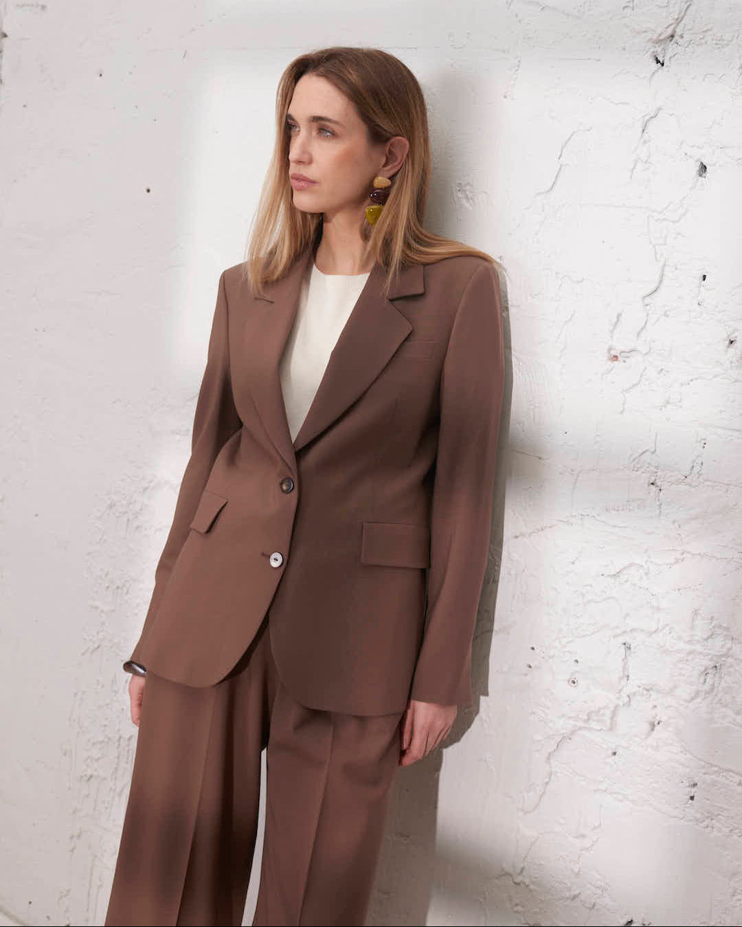 Blazer large marron pour femme, idéal pour une tenue d’invitée de mariage