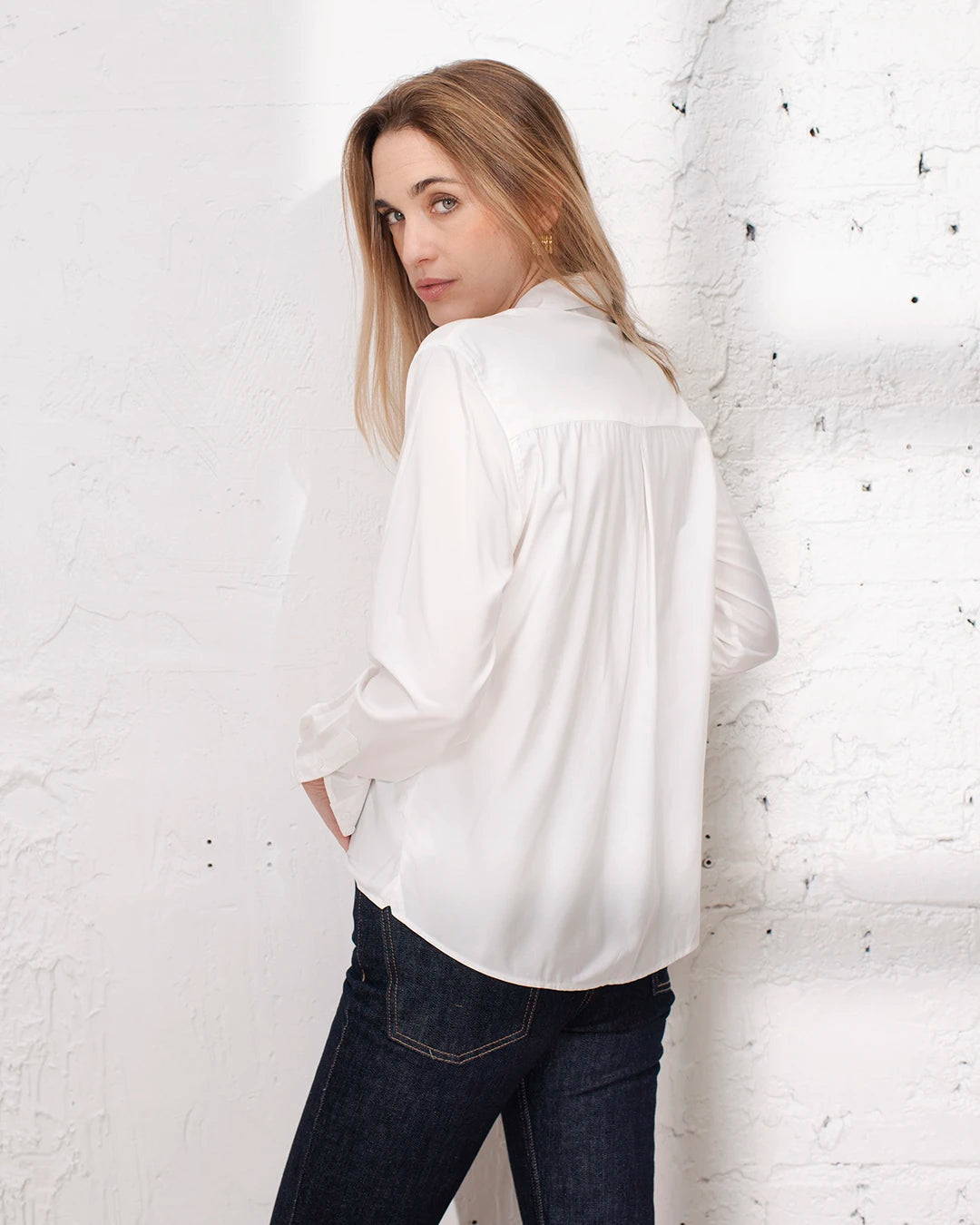 Chemise classique blanche femme, essentiel du dressing professionnel pour le travail.