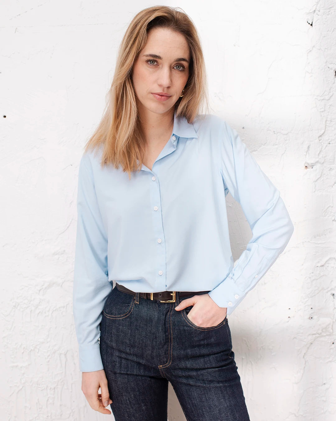 Chemise bleue femme style business chic, idéale pour une silhouette professionnelle.