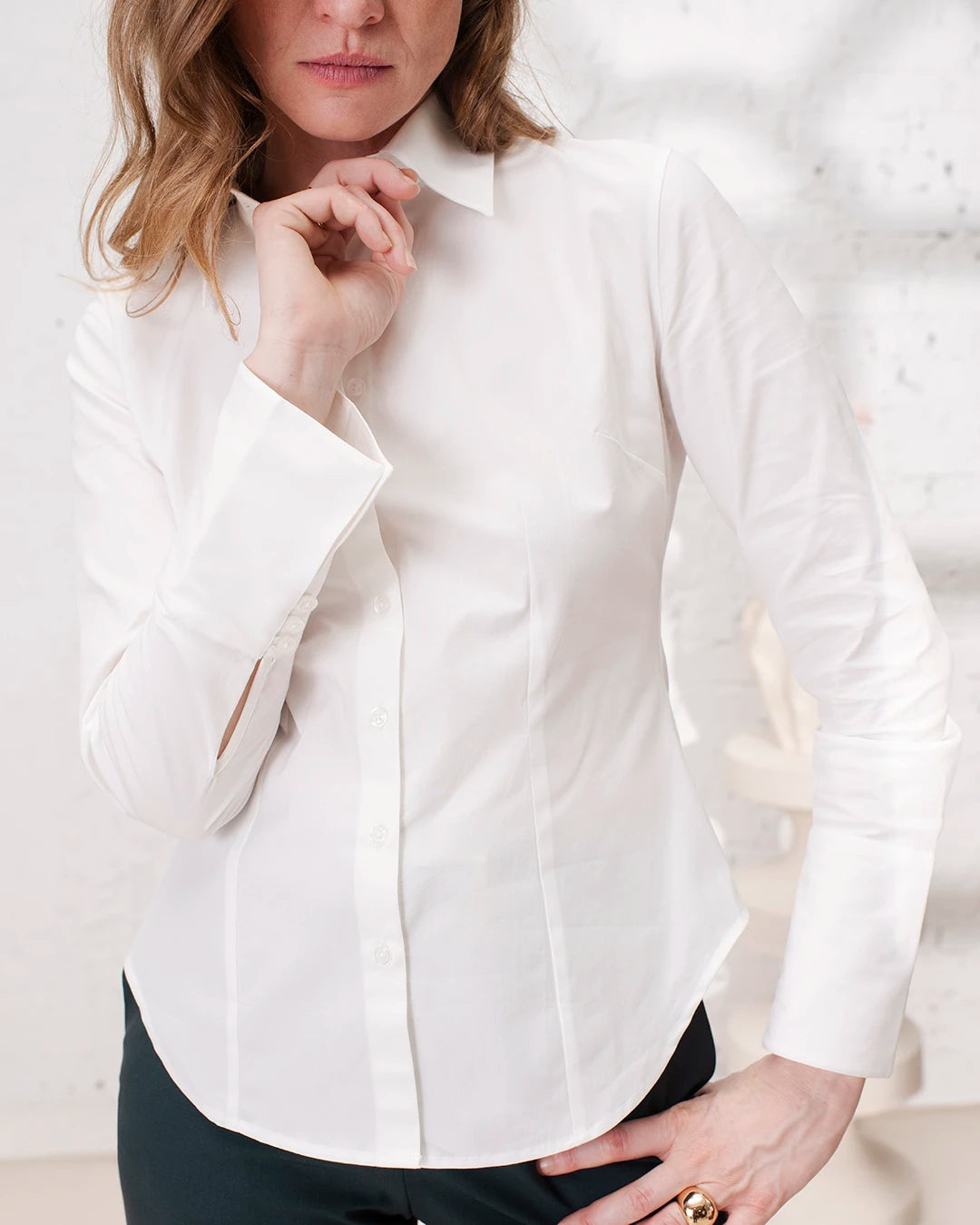 Chemise femme très cintrée en popeline, parfaite pour une tenue de travail élégante.