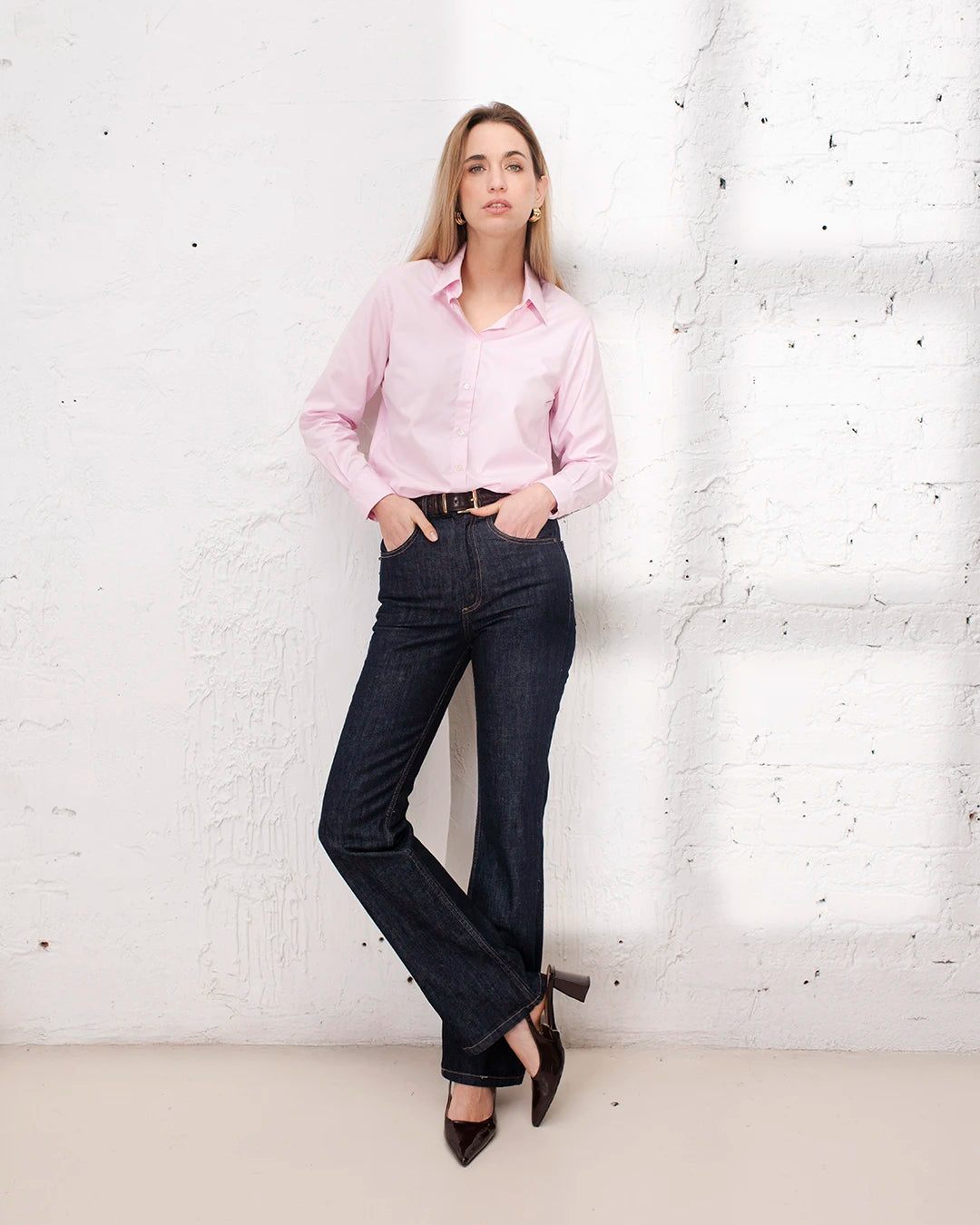 Chemise classique rose femme, essentiel du dressing professionnel pour le travail.