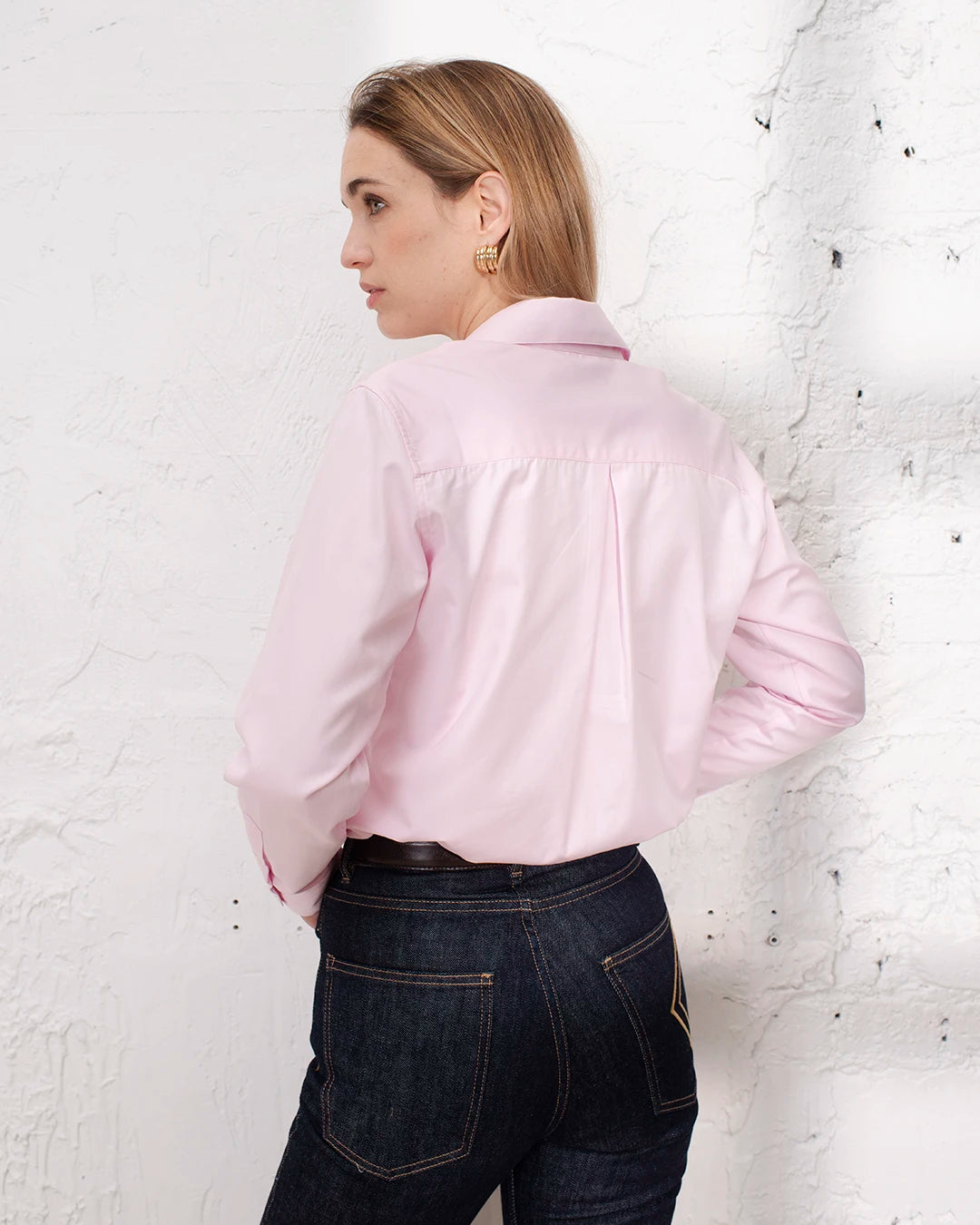 Look bureau chic avec chemise rose femme, indispensable pour une allure élégante.