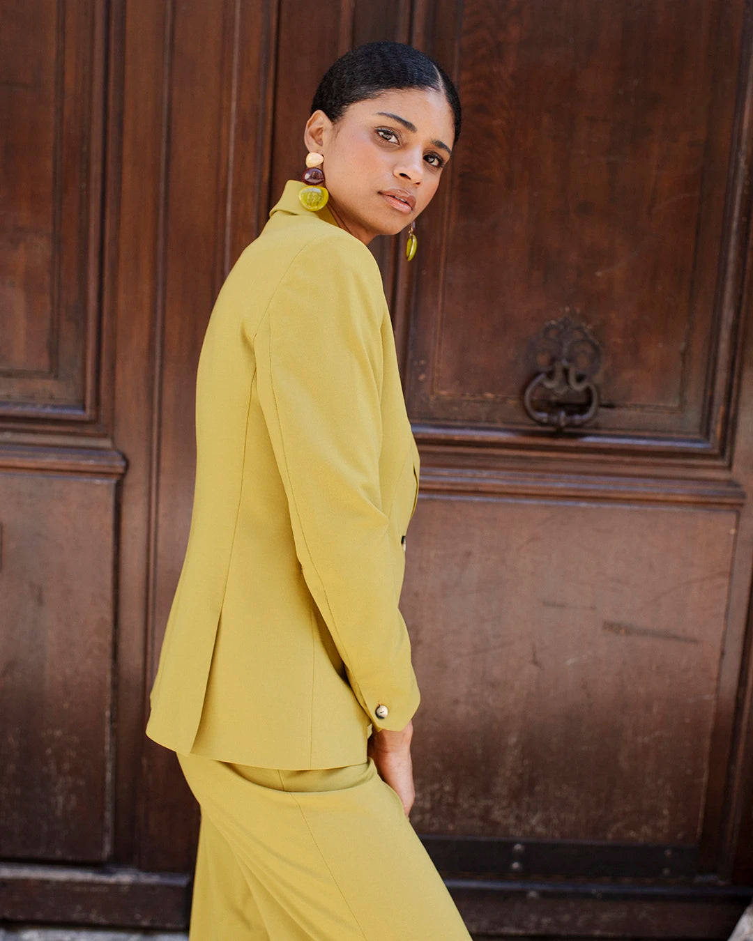 costume-femme-chic-jaune-veste-cintree-pantalon-large-tailleur-femme-ensemble-tailleur-tenue-bureau-invitee-mariage-automne-style-sobre-