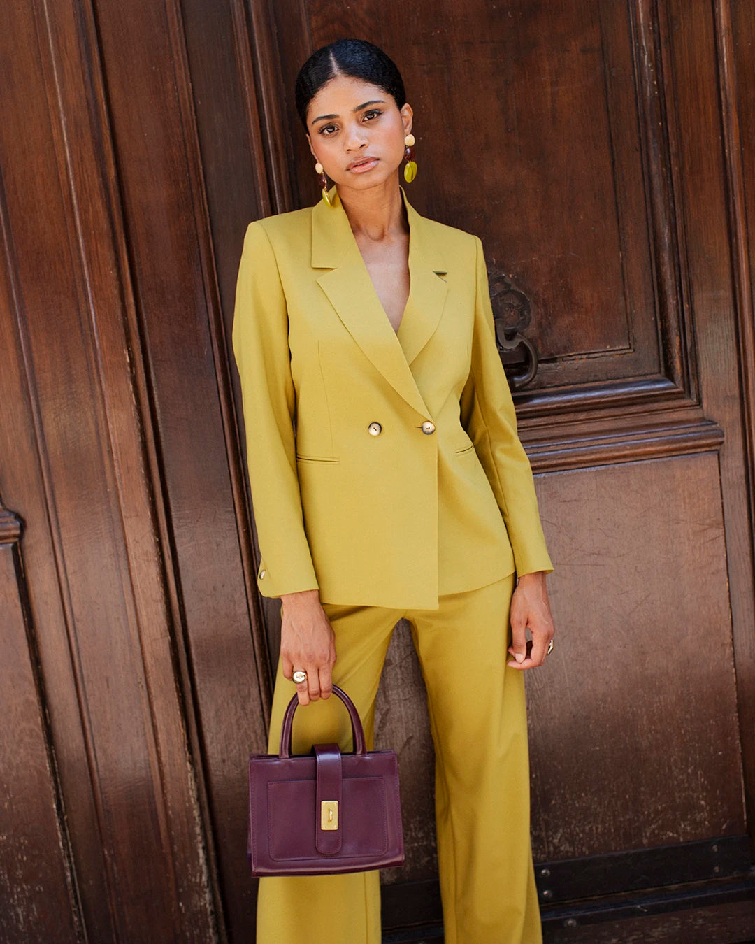 costume-femme-chic-jaune-veste-cintree-pantalon-large-tailleur-femme-ensemble-tailleur-tenue-bureau-invitee-mariage-automne-style-sobre-