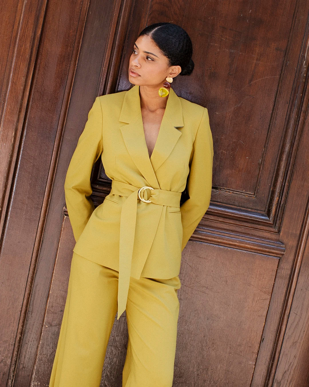 costume-femme-chic-jaune-veste-cintree-pantalon-large-tailleur-femme-ensemble-tailleur-tenue-bureau-invitee-mariage-automne-style-sobre-
