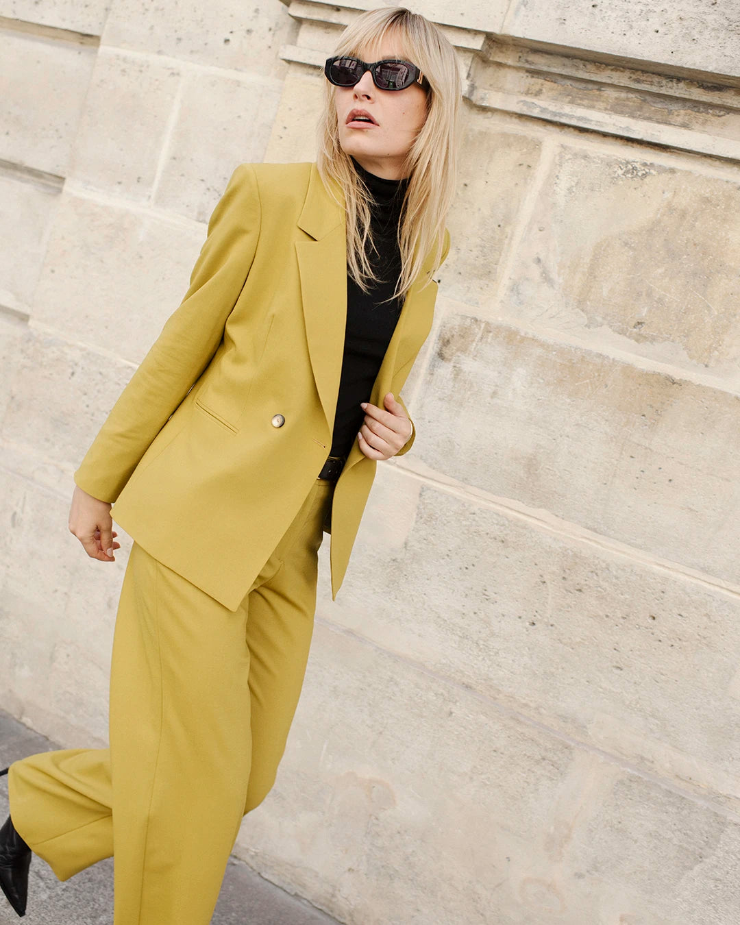 costume-femme-chic-jaune-veste-cintree-pantalon-large-tailleur-femme-ensemble-tailleur-tenue-bureau-invitee-mariage-automne-style-sobre-