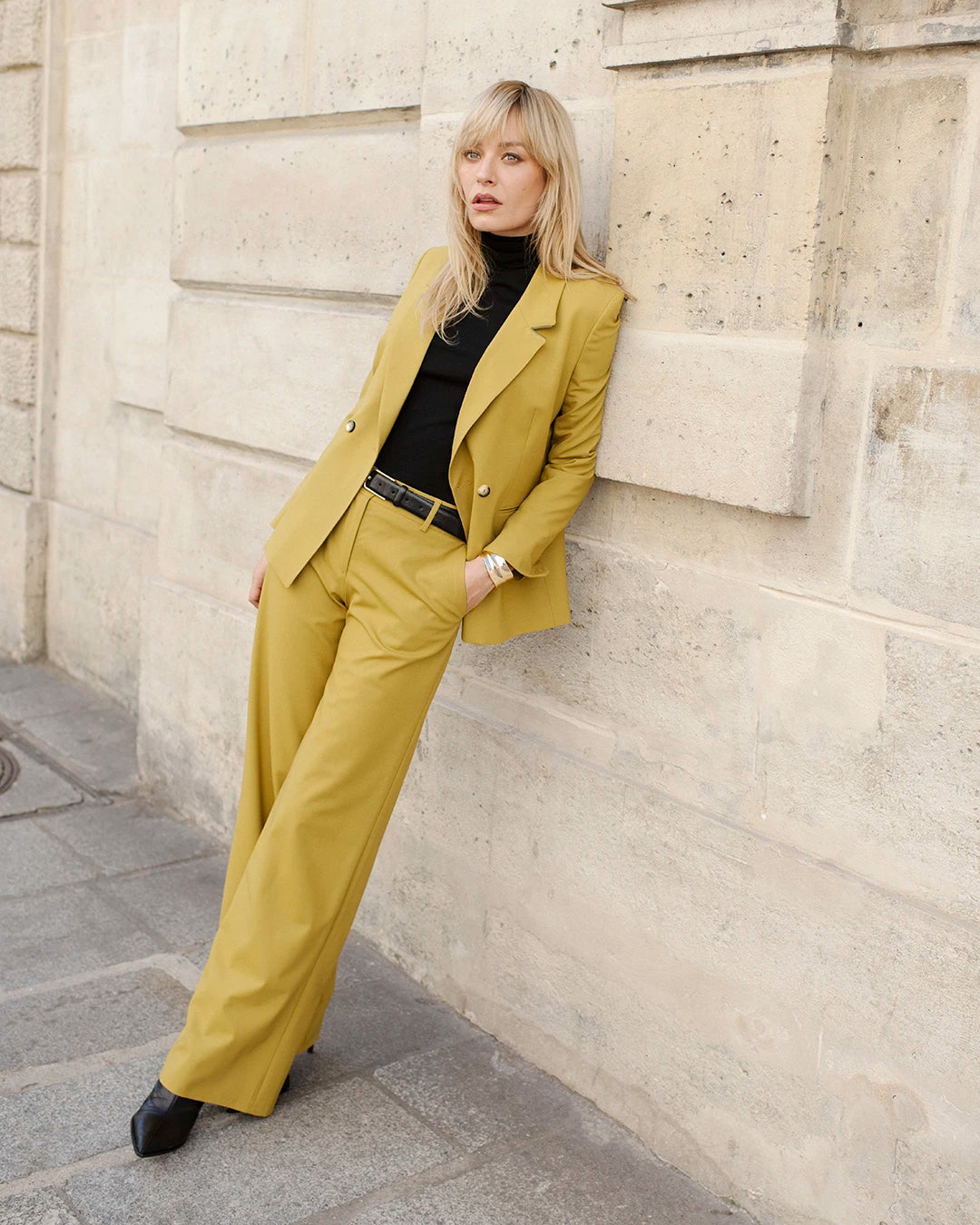costume-femme-chic-jaune-veste-cintree-pantalon-large-tailleur-femme-ensemble-tailleur-tenue-bureau-invitee-mariage-automne-style-sobre-