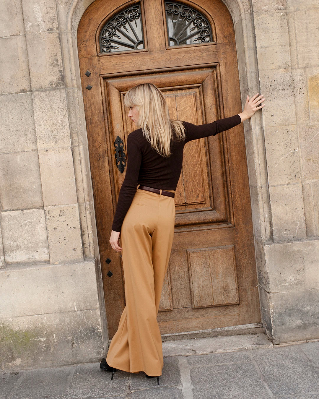 costume-femme-chic-veste-cintree-pantalon-large-camel