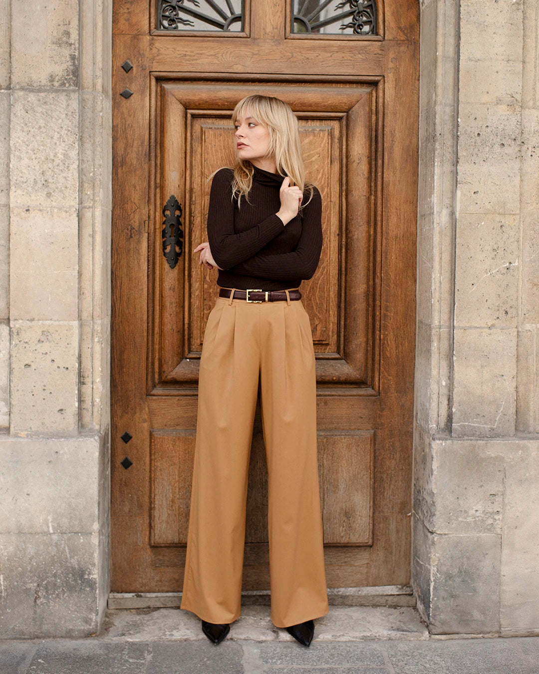 costume-femme-chic-veste-cintree-pantalon-large-camel