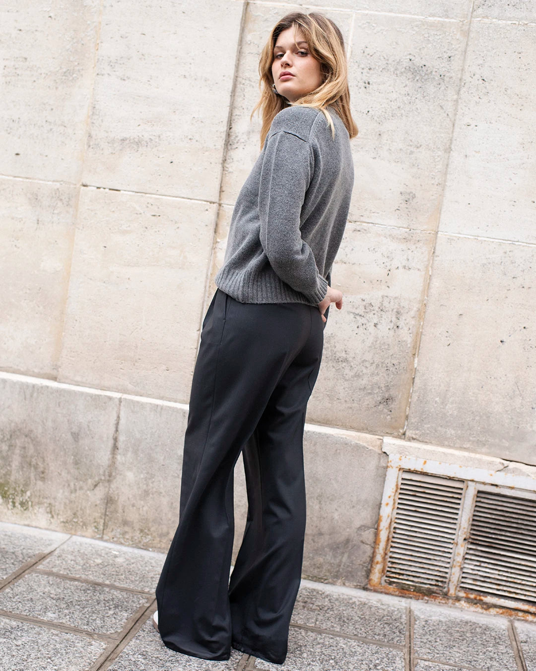costume-femme-gris-fonce-veste-oversize-pantalon-large-tenue-de-travail-elegante-style-8