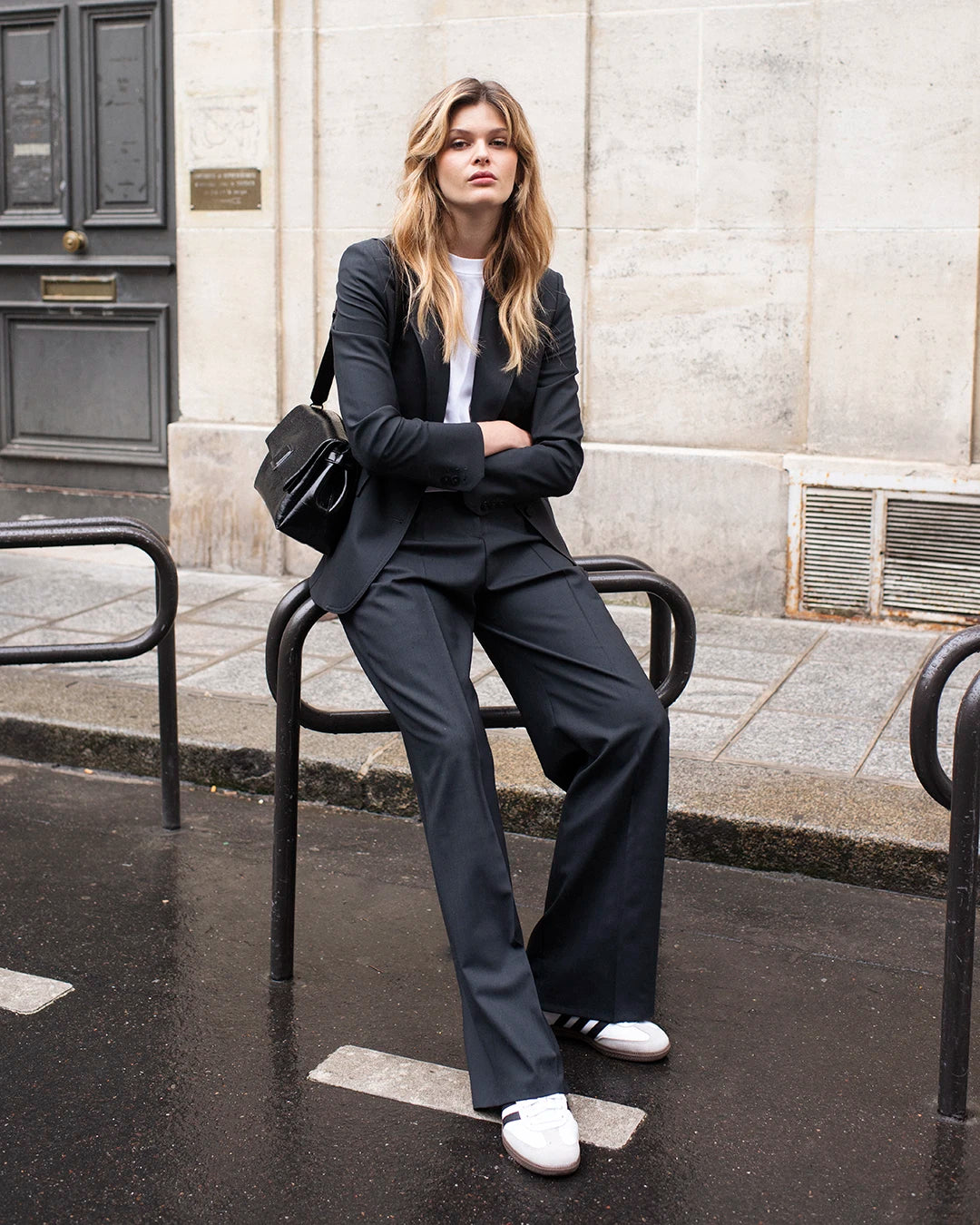 costume-femme-gris-fonce-veste-oversize-pantalon-large-tenue-de-travail-elegante-style-6