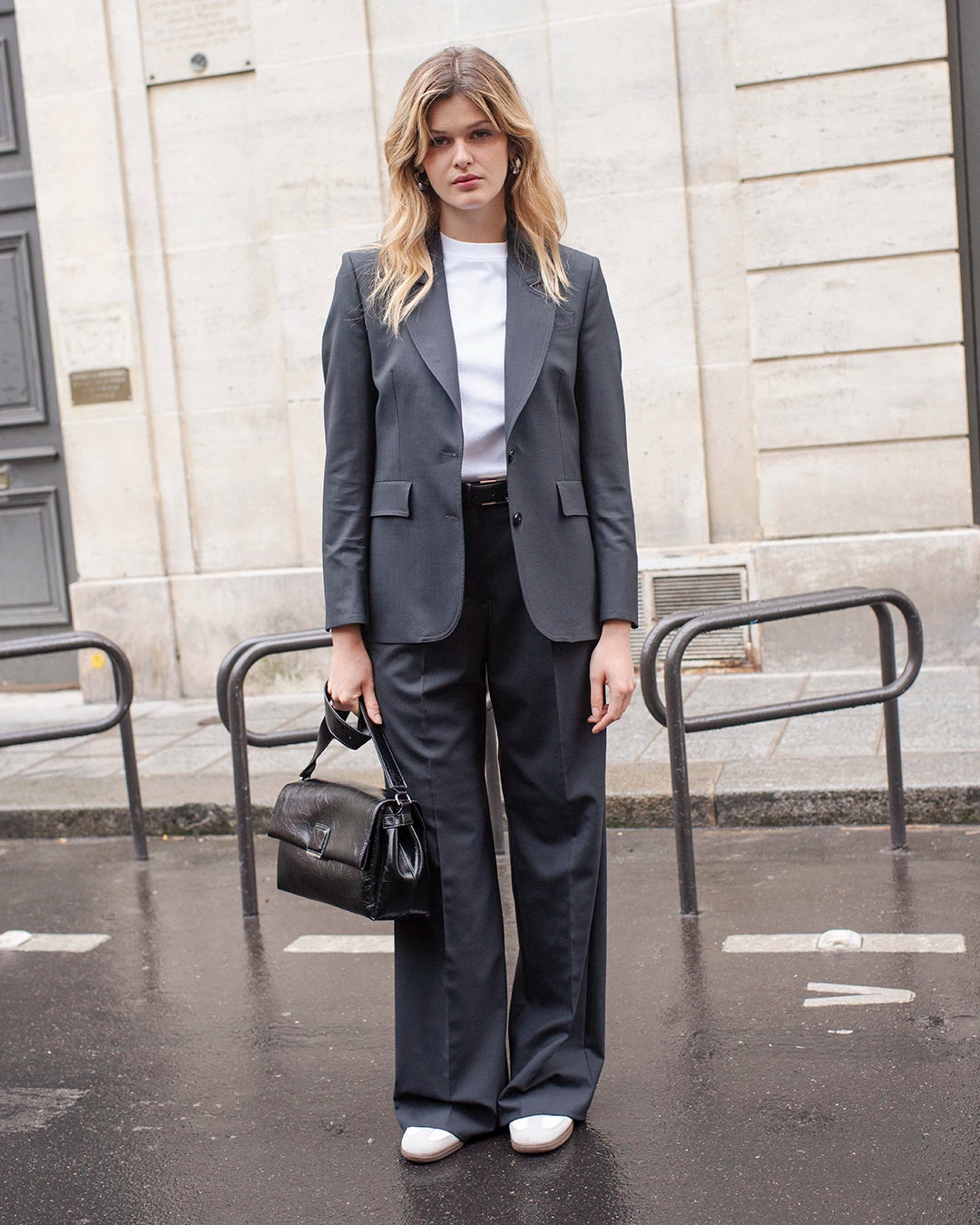 costume-femme-gris-fonce-veste-oversize-pantalon-large-tenue-de-travail-elegante-style-6
