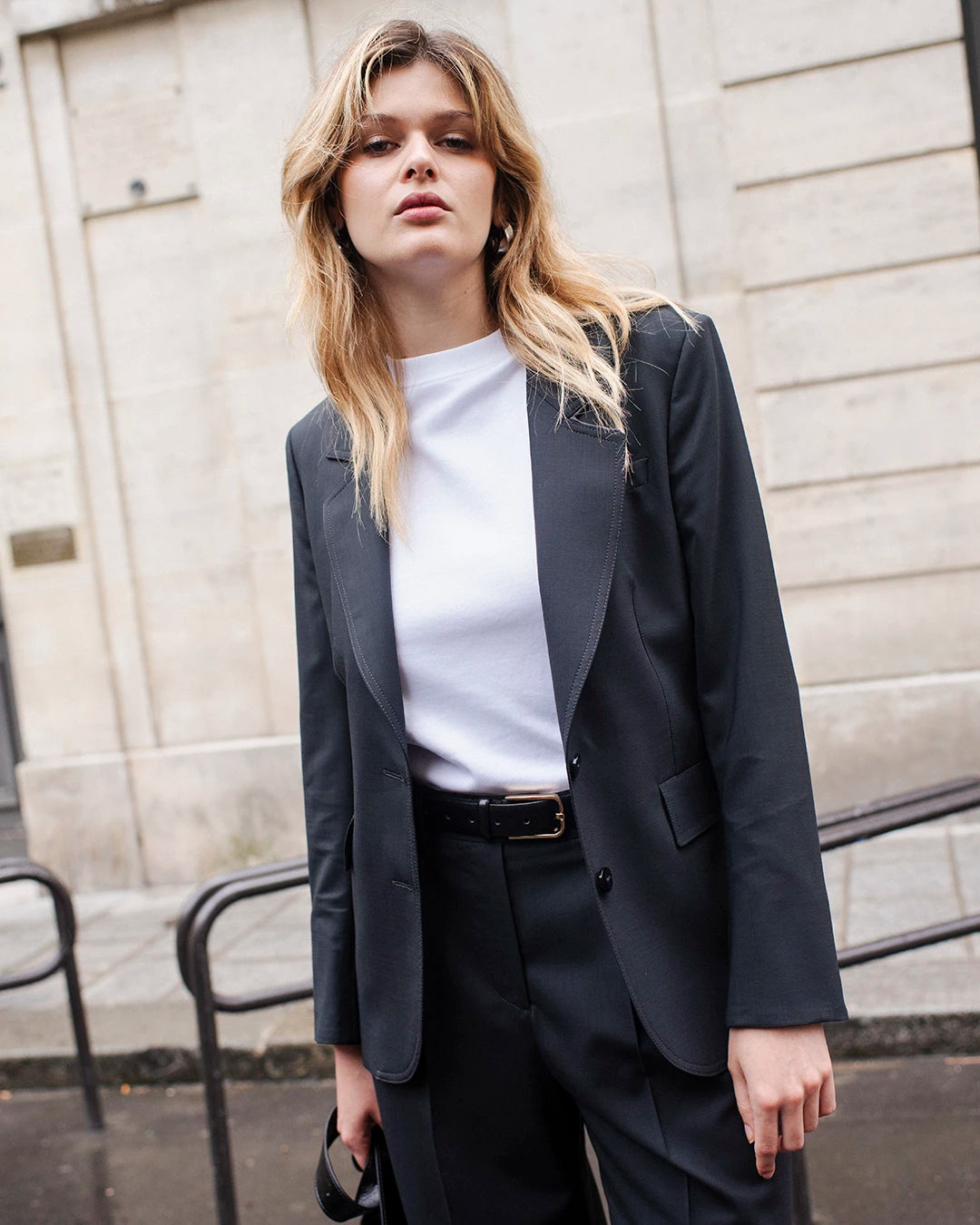costume-femme-gris-fonce-veste-oversize-pantalon-large-tenue-de-travail-elegante-style-1