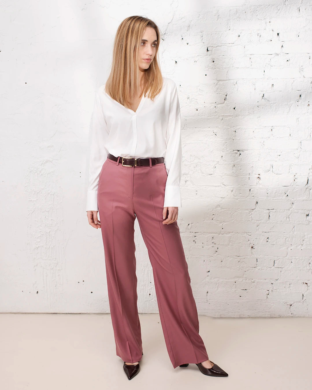 Tailleur cérémonie femme rose avec veste croisée cintrée gilet et pantalon droit