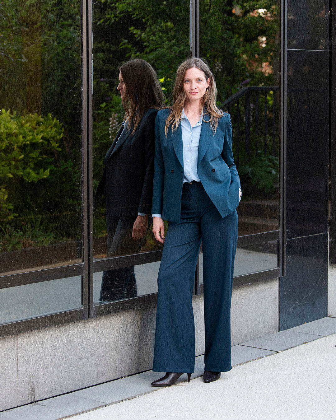 ensemble-tailleur-bleu-canard-femme-chic-veste-ceinturee-pantalon-large-chemise-bleue