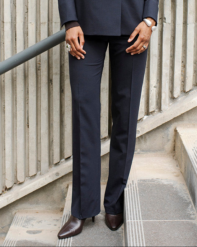 ensemble-tailleur-femme-bleu-marine-chic-pantalon-droit-veste-cintree-travail