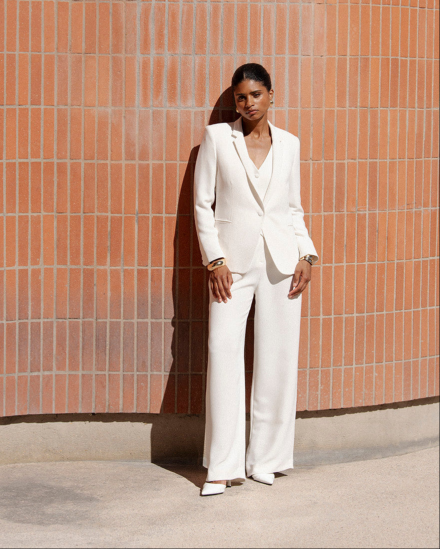 ensemble-costume-femme-blanc-elegant-blazer-gilet-pantalon-palazzo-look-chic