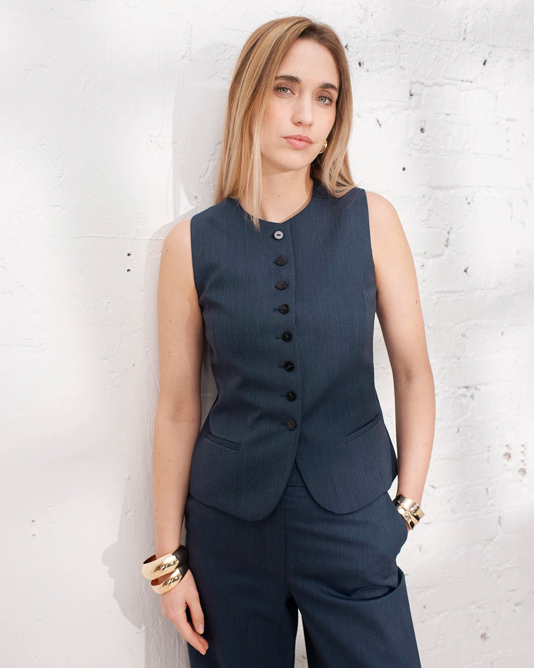 Tailleur femme en denim avec veste large et pantalon large, parfait pour une tenue de bureau élégante.