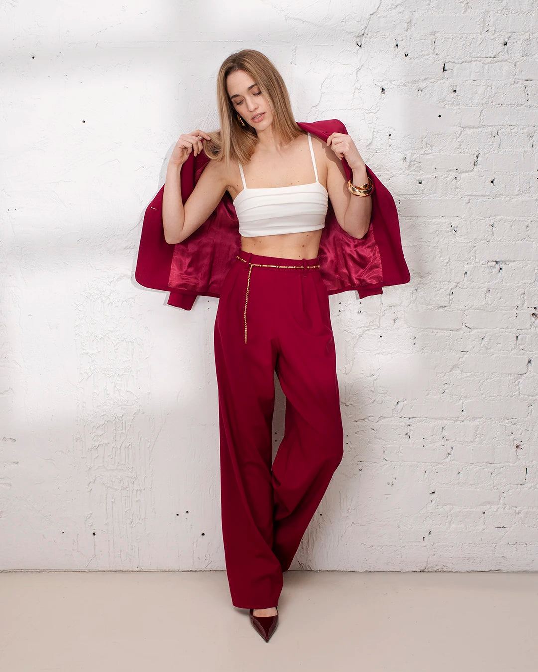 Tenue fiançailles femme en tailleur rose foncé avec veste cintrée et pantalon ample